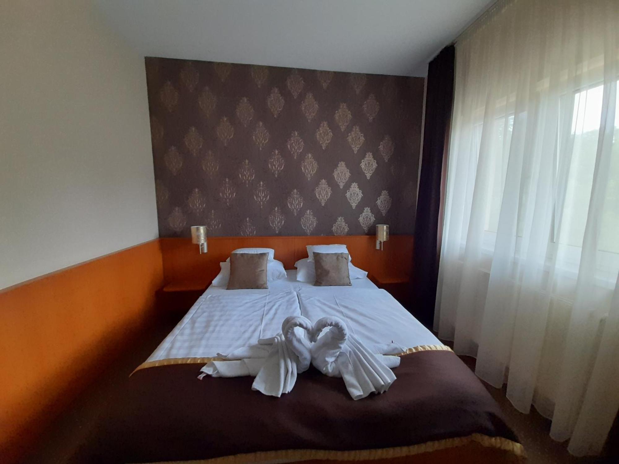 Hotel Platan Székesfehérvár Exteriör bild