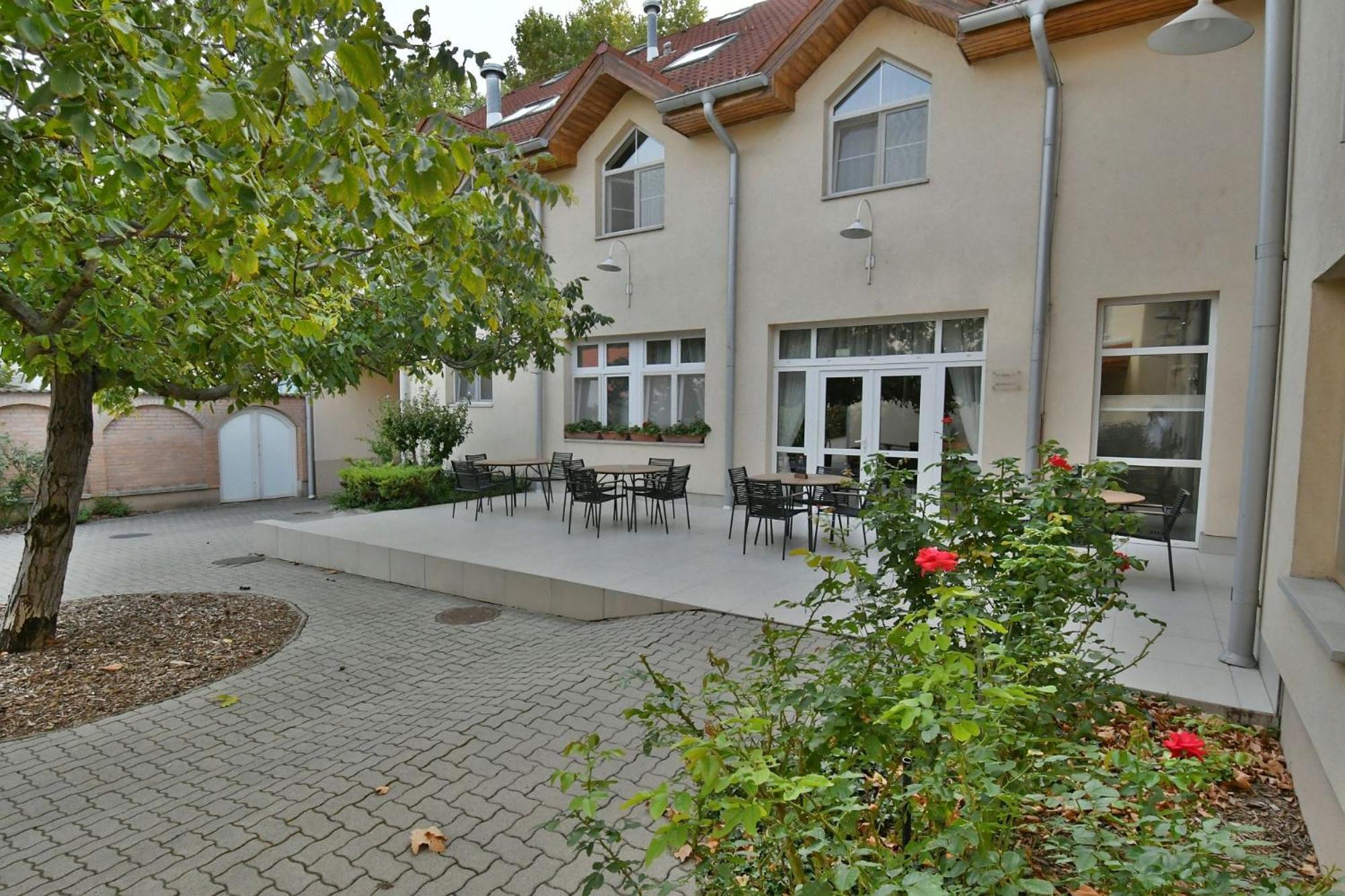 Hotel Platan Székesfehérvár Exteriör bild