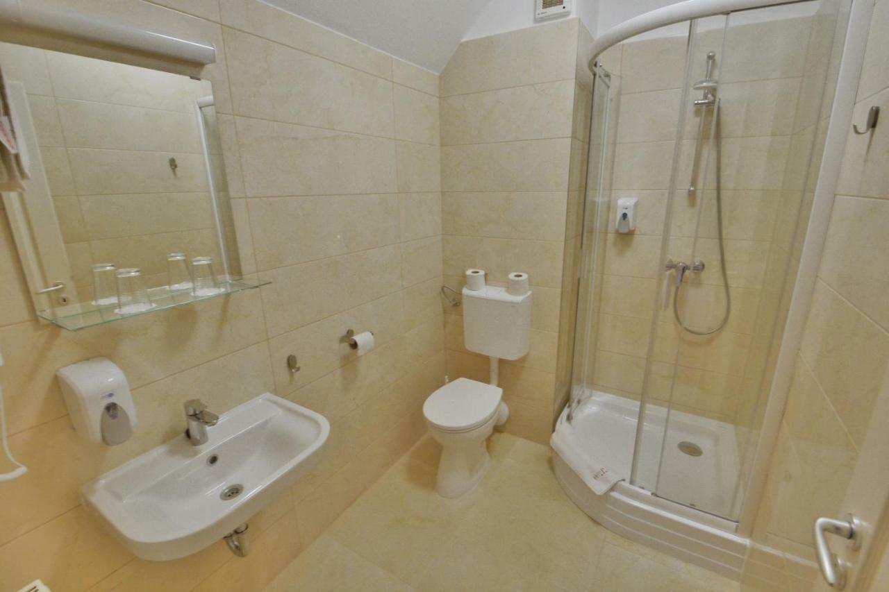 Hotel Platan Székesfehérvár Exteriör bild